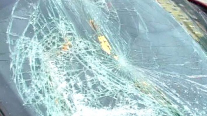 S-a enervat şi a spart parbrizul unei maşini